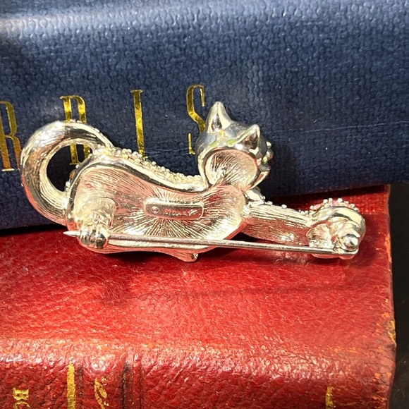 Vintage Monet Cat with Ball Brooch. Signed - Picture 3 of 4